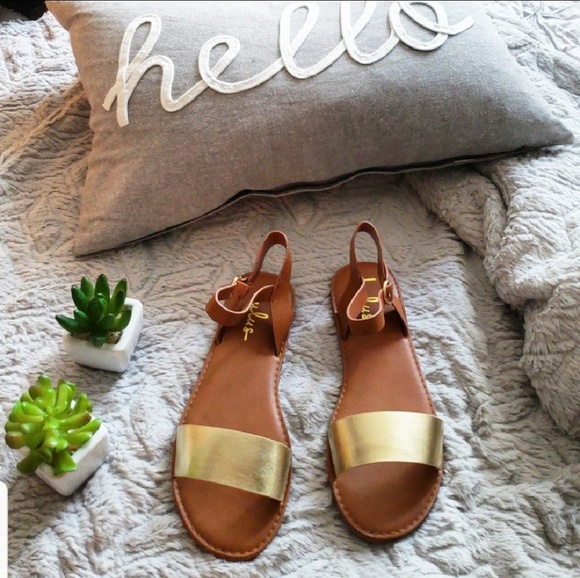 Shoes - Gold flat sandals